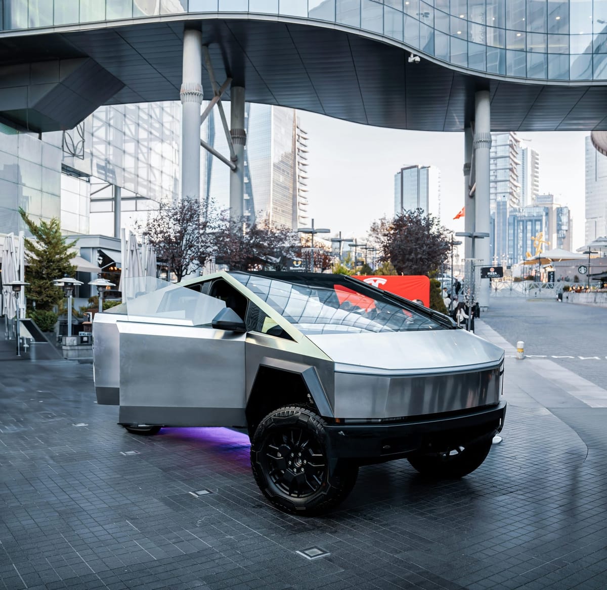 Dubai’s $159 K Cybertruck Mark‑up, Xiaomi’s SU7 Beats Tesla in China & GM Turns Charging into a One‑Click Feature