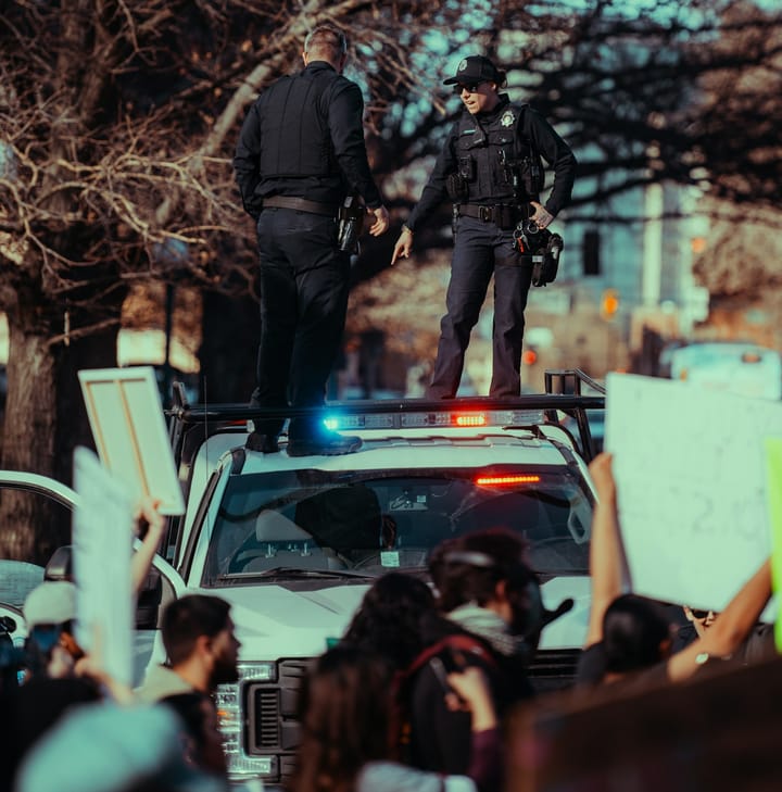 Federal Military Expands Domestic Security 2025: Guard, ICE, and Legal Challenges